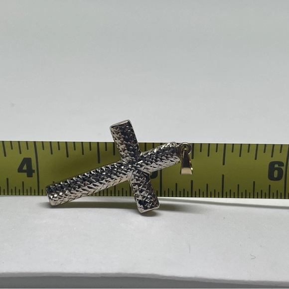 BEAUTIFUL 14k GOLD DESIGNED CROSS PENDANT CHARM  14kt